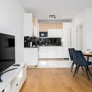 Your 1 Sierpnia Street Апарт-отель
